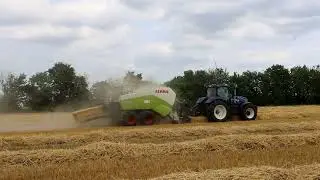 New Holland T 7.270 mit Claas Quadrant 3200 FineCut im Stroh.