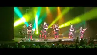 Red hot chilli pipers, fat bottomed girls
