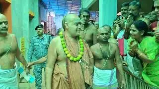 காஞ்சி சங்கராச்சாரியார் மஞ்சள் வழங்கி ஆசி kanchi sankaramadathil pikshavandanam