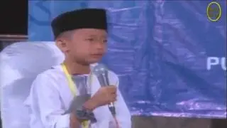 طفل لم يتمالك عيناه عند تلاوة القران الكريم