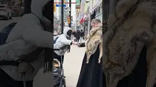Ragnar Lothbrok Walking in Public #reactionvideo #fashion #ragnarlothbrok #costume #reaction #public