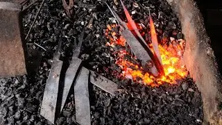 How Blacksmiths Make a Sharp Dao from Fire and Iron.