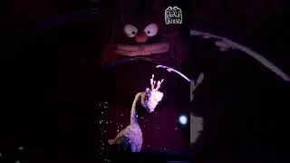 Сфотографирована для коллекции снежных шаров Гиганта Гампа. 🔮 Она уйдёт. Он будет сиять тревогой....