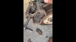 2012 Volkswagen Routan . Como cambiar los frenos traseros, valatas o rear brake pad #shorts #reels
