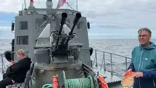 Plavba po moři v torpédovém člunu.  Kolobřeh, Polsko. Rejsy wycieczkowe z portu Kołobrzeg.