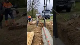 Coulage des fondations du mur de sout&egrave;nement du #chantier #piscine de Chantilly 😉👷