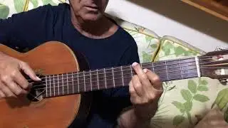 Guinga mostrando o violão de “Meu pai”