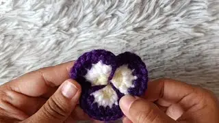 Flor violeta o pensamiento a crochet f&aacute;cil