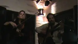 Miguel de Hoyos sings accompanied by Alex de Pue at Otra Vez