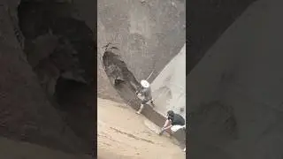 Application of sand into machine through conveyor belt