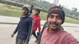 Safety meeting mein jaate hue ham log aapko samjha rahe kaise helmet pahnana