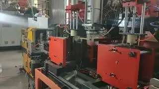 Plastic bucket production equipment is also called a blow molding machine.