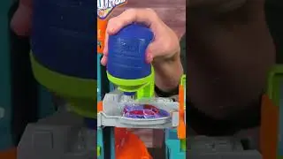 Change your color and clean your car with the #hotwheels Mega Tower Carwash