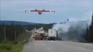 L&ouml;schflugzeug l&ouml;scht Brand nach Verkehrsunfall