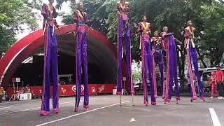 Penari Tinggi seperti Jerapah di TMII