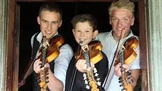 Spenstig dans og solid felespill p&aring; Valdres Folkemuseum 8. juni 2014
