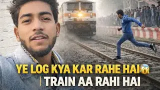 Train ke aage kud rahe hai 😱😱