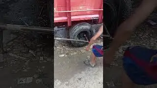 proses ganti ban mobil #ekspedisi #bongkarmuatan #truk
