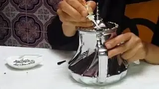 الرسم على ابريق  الشاي بمحدد الصباغة على الزجاج وتزينيه  بالاسطراس طريقة سهلة  جدا