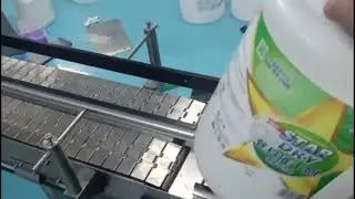 Automatic bucket labeling machine