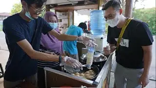 ADONAN GORENGAN INI DI TEKAN DAN DI POTONG PAKE GUNTING, TERNYATA WARGA RELA ANTRI !