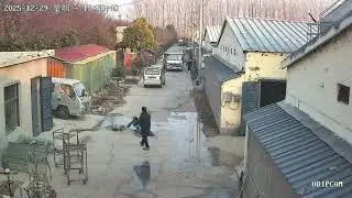 EX0072: Chinese men avert disaster by turning off a suddenly burning gas cylinder