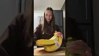 Make a strawberry 🍓 banana 🍌 smoothie with me!!! #cooking #food #fun #shorts #recipe #lifestyle 