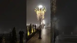 Tarasy Zamku Książąt Pomorskich w Szczecinie otulone wieczorną mgłą - Zachodniopomorskie zaprasza