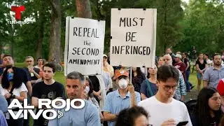Familiares de las víctimas del tiroteo en Highland Park protestan en el capitolio | Al Rojo Vivo