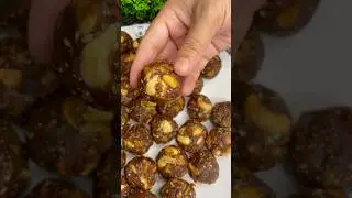 Healthy Dates Dry Fruit Laddu 😋 #trending #trendingshorts #recipe #laddu #datesladdu #dryfruits