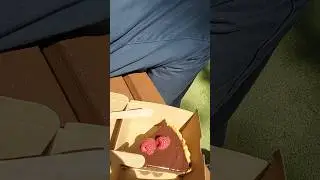 На ярмарке выходного дня в Ричмонде пробуем шоколадный пирог, очень вкусно #communitymarkets #muk...