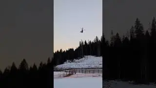 Incendio vicino alle piste da sci, l'elicottero getta acqua dall'alto