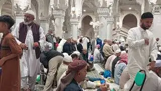 semangat berbagi setelah shalat di masjidil haram, makanan dan minuman seperti mudah didapat