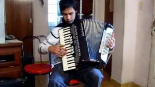 Facundo Torres&aacute;n Ejecutando acordeon Paolo Soprani 80 bajos