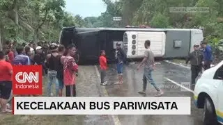 Hindari Pemotor, Bus Wisata Terguling