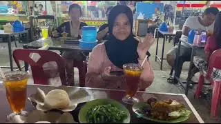 Makan ayam penyet di depan Alfamart Batu Aji