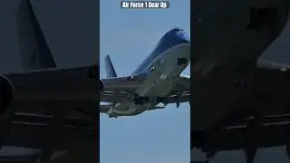 Gear coming up on the Presidential VC-25 up close. #af1 #vc25