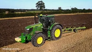 4Kᵁᴴᴰ John Deere 6215 R tractor and Dowdeswell 7 furrow plough at work on Middleton Moore, Suffolk