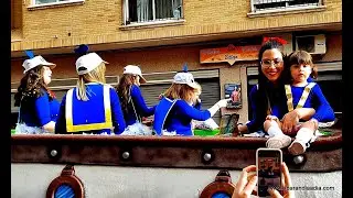 El desfile de carrozas Blanca atrajo a multitud de vecinos de los municipios cercanos