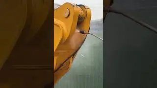 Hot water cleaners clean grease off crawler excavators #pressurewashing  #professionalcleaners