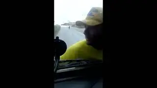 Bolsonarista fica pendurado em pára-brisa de caminhão que furou bloqueio golpista
