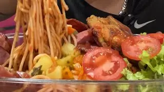 Meu almoço de hoje macarrão com bisteca linguiça calabresa e salada de alface 🥬￼