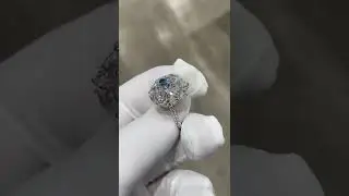 Кольцо с голубым бриллиантом 2,03 кт., Fancy Light Blue, VS1. Бриллианты вес 4,69 кт., DEF VS