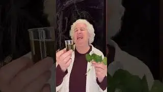 Почему масло, настоянное на листьях фиалки, приобретает насыщенный зеленый цвет? #натуральныйуход...