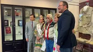 Хоскин подписывает указ об объявлении 8 октября &laquo;Днём флага народа чероки&raquo;