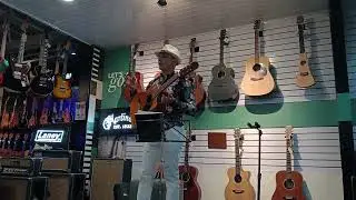 Dando taller de Tres Cubano en Bansbach Instrumentos Musicales San Jose Costa Rica