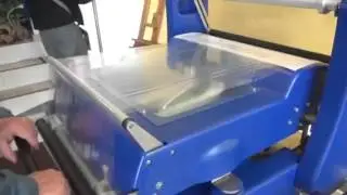 Tray wrapping stretch machine