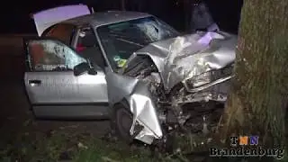 PKW Fahrer kracht frontal gegen Baum