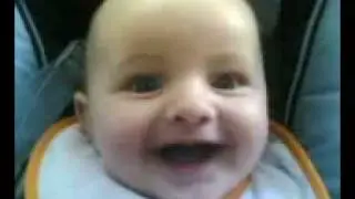 bebe joyeux s'esclaffe