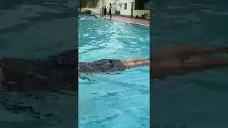 Learn to Float like a pro 🏊&zwj;♀️😎 #swimmingtutorial #swimming #floating #learnstepbystep #swimbasics